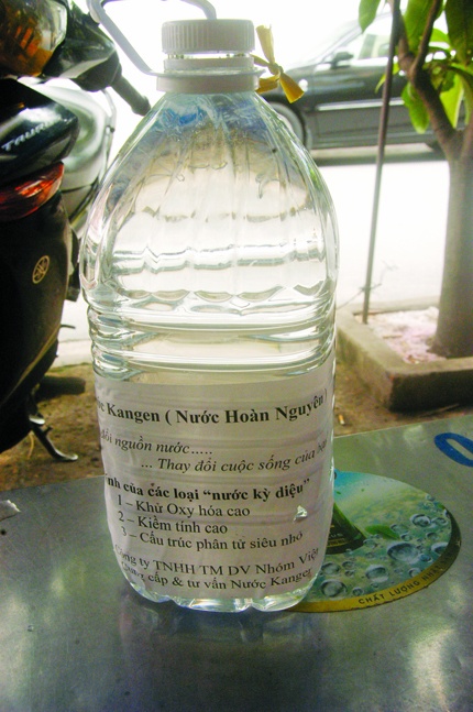  “Nước thần” được đóng bình với nhãn tự in.