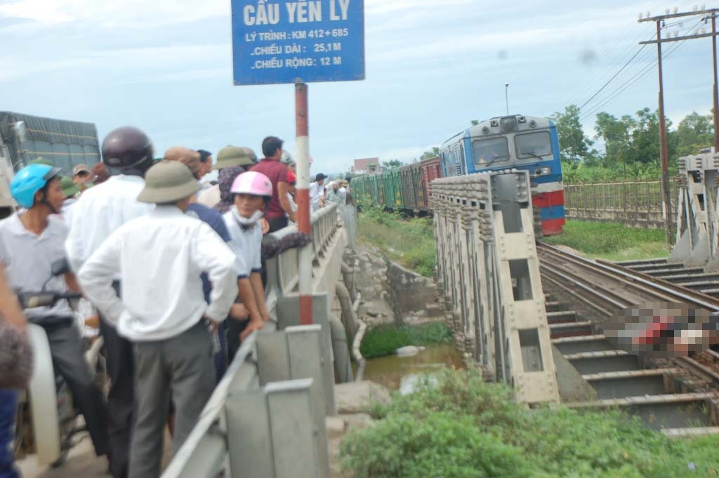 Nguoi nam vat ngang duong sat sau khi bi tau hoa tong hinh anh