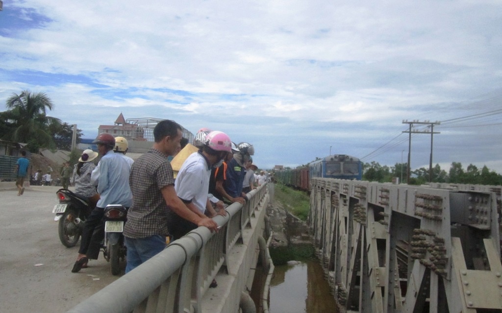Vụ tai nạn thu hút hàng trăm người dân hiếu kỳ đến hiện trường để xem khiến giao thông trên quốc lộ 1A qua đoạn đường này bị ách tắc nghiêm trọng. Nhận tin báo, lực lượng CSGT huyện Diễn Châu có mặt để pahan luồng giao thông, giải tỏa ách tắc.