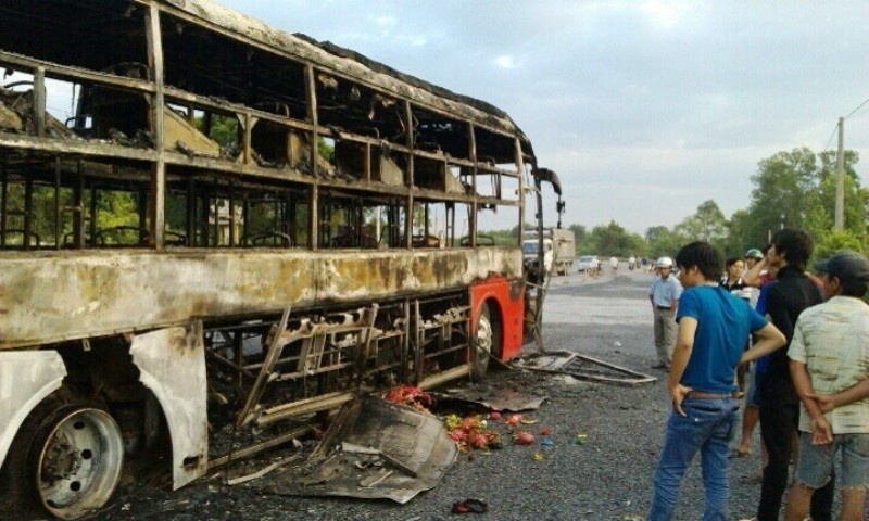 Xe giuong nam cho 40 nguoi chay rui khi dang chay hinh anh