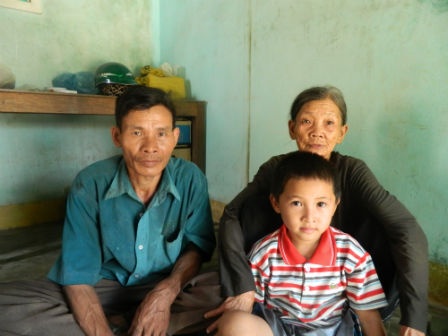 Bố nuôi, bà ngoại nuôi và em nuôi của Xuyến