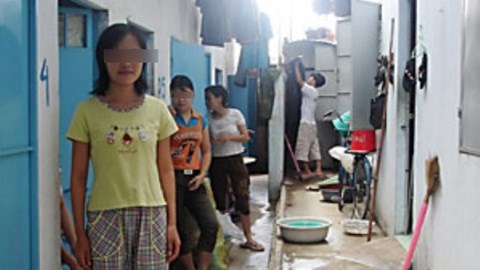 Doi 'mon' cua cac thon nu bo lang di lam cong nhan hinh anh