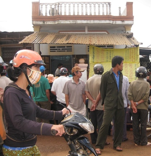 Bi chong danh, vo tu tu voi 3 con hinh anh