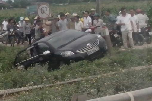 Tau hoa huc oto 4 cho vang xuong ruong ngo hinh anh