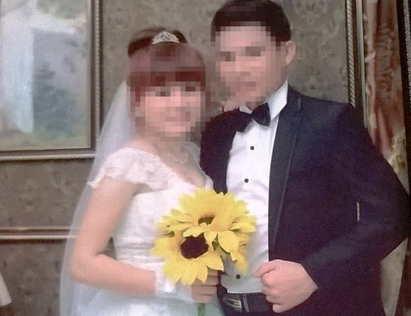 Nha chong to co dau om tien vang bo tron sau ngay cuoi hinh anh