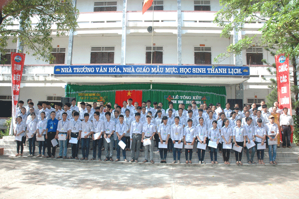 Trao phần thưởng cho các em học sinh giỏi toàn diện năm học 2013-2014 của trường THPT Quỳ Hợp 1.