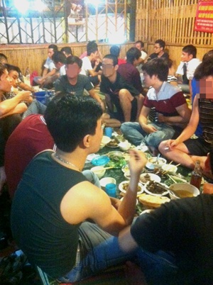 Một quán nhậu trên phố Nguyễn Khang (Cầu Giấy, Hà Nội) đông đúc khách ăn và uống rượu bia khi đã quá 10h30.