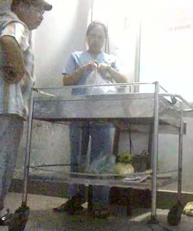 Nhân viên khoa chấn thương sọ não (Bệnh viện Chợ Rẫy) Nguyễn Thị Mỹ Lệ móc nối với Phước “heo” để ép bệnh nhân đi xe cứu thương giả. Phước “heo” vào tận khoa chấn thương sọ não nói chuyện với bà Lệ.