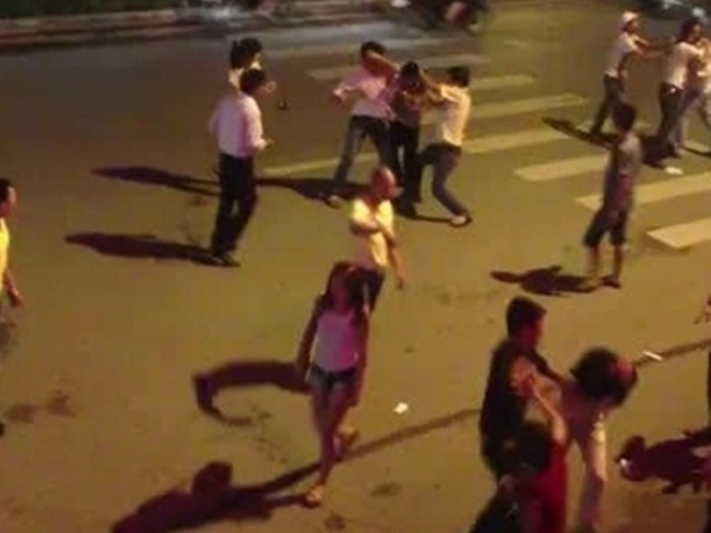 Mang sung thanh toan doi thu, ban trung tim dong bon hinh anh