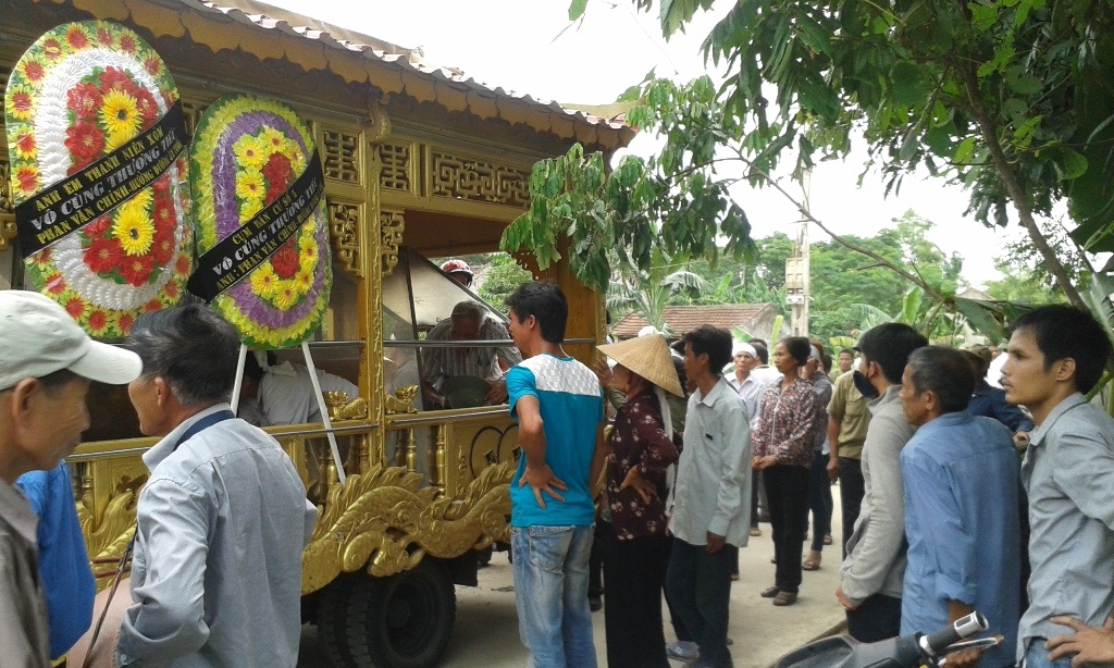 Cai chet bi an cua thanh nien bi vut truoc cong nha hinh anh