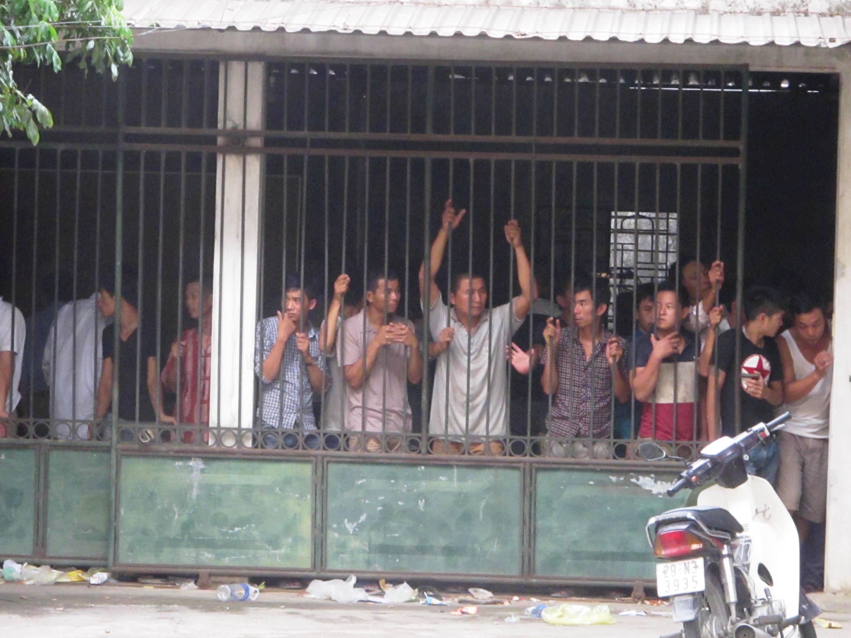 60 canh sat dot kich truong ga ben song, bat giu 94 con bac hinh anh