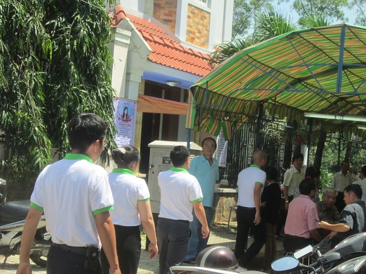 Rất đông hàng xóm, người thân và bạn bè đến viếng thăm và chia buồn cùng gia đình.