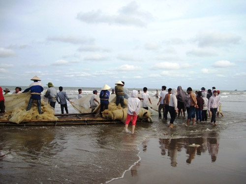 Phat hien thi the nu du khach mat tich tai Co To hinh anh