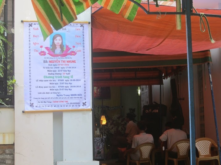 Không ai cầm nổi nước mắt trước sự ra đi đột ngột của chị Nhung.