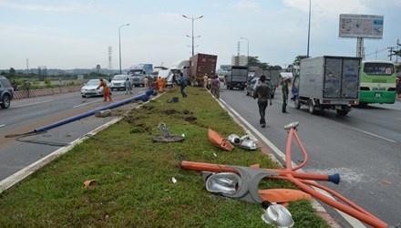 Vụ tai nạn xảy ra vào khoảng 15 giờ ngày 18/8 trên xa lộ Hà Nội, đoạn qua phường Hiệp Phú, quận 9, TPHCM. Thời điểm trên, chiếc xe đầu kéo kéo theo rơ móc chở thùng hàng loại 40 feet lưu thông theo hướng cầu Sài Gòn đi Suối Tiên. 