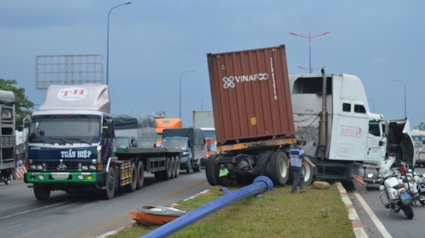 Xe dau keo 'dai nao' Xa lo Ha Noi hinh anh