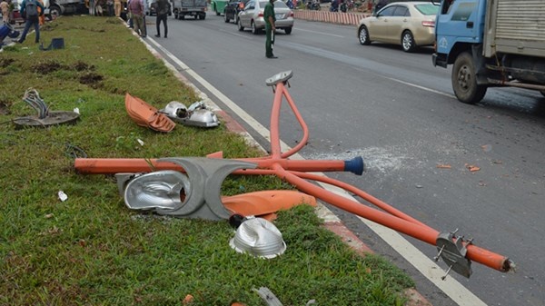 Tại hiện trường, hai trụ đèn giao thông bị tông gãy sập xuống đường, bóng đèn và trụ đèn bị bể nát, nhiều mảng cỏ bị cày nát, phần đầu xe bị hư hỏng nặng.