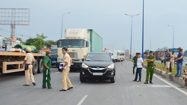 Nhận tin báo, lực lượng CSGT Rạch Chiếc có mặt bảo vệ hiện trường, đội xử lý tai nạn quận 9 có mặt giải quyết hiện trường, điều tra nguyên nhân vụ tai nạn. Trong lúc lực lượng chức năng đang giải quyết hiện trường vụ tai nạn thì một chiếc xe ô tô 4 chỗ và chiếc xe đầu kéo khác lưu thông ngang qua. Do mải quan sát vụ tai nạn nên hai xe xảy ra va chạm. Sự cố khiến giao thông qua đoạn đường kẹt xe kéo dài. Đến gần 16 giờ cùng ngày, hiện trường vụ tai nạn được xử lý xong.