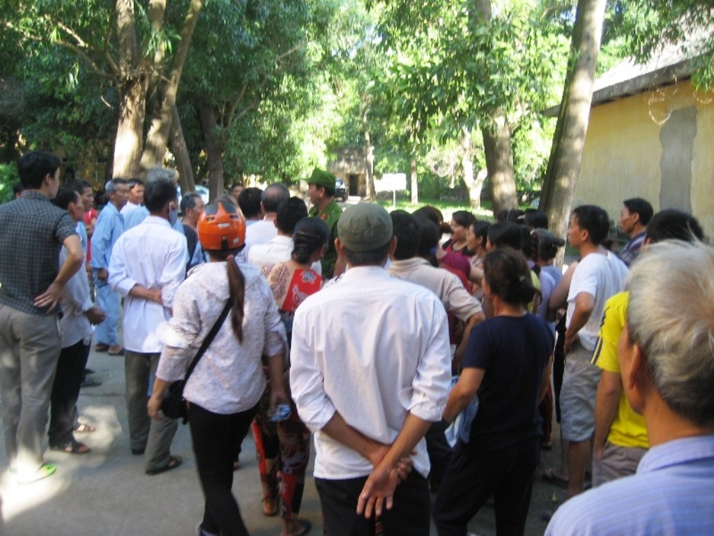 Hàng trăm người dân, bệnh nhân đứng ở phía ngoài theo dõi.