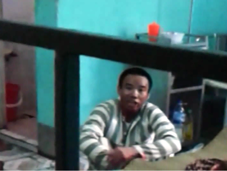 Hình ảnh Phan Công Trọng đang cố thủ trong phòng bệnh.