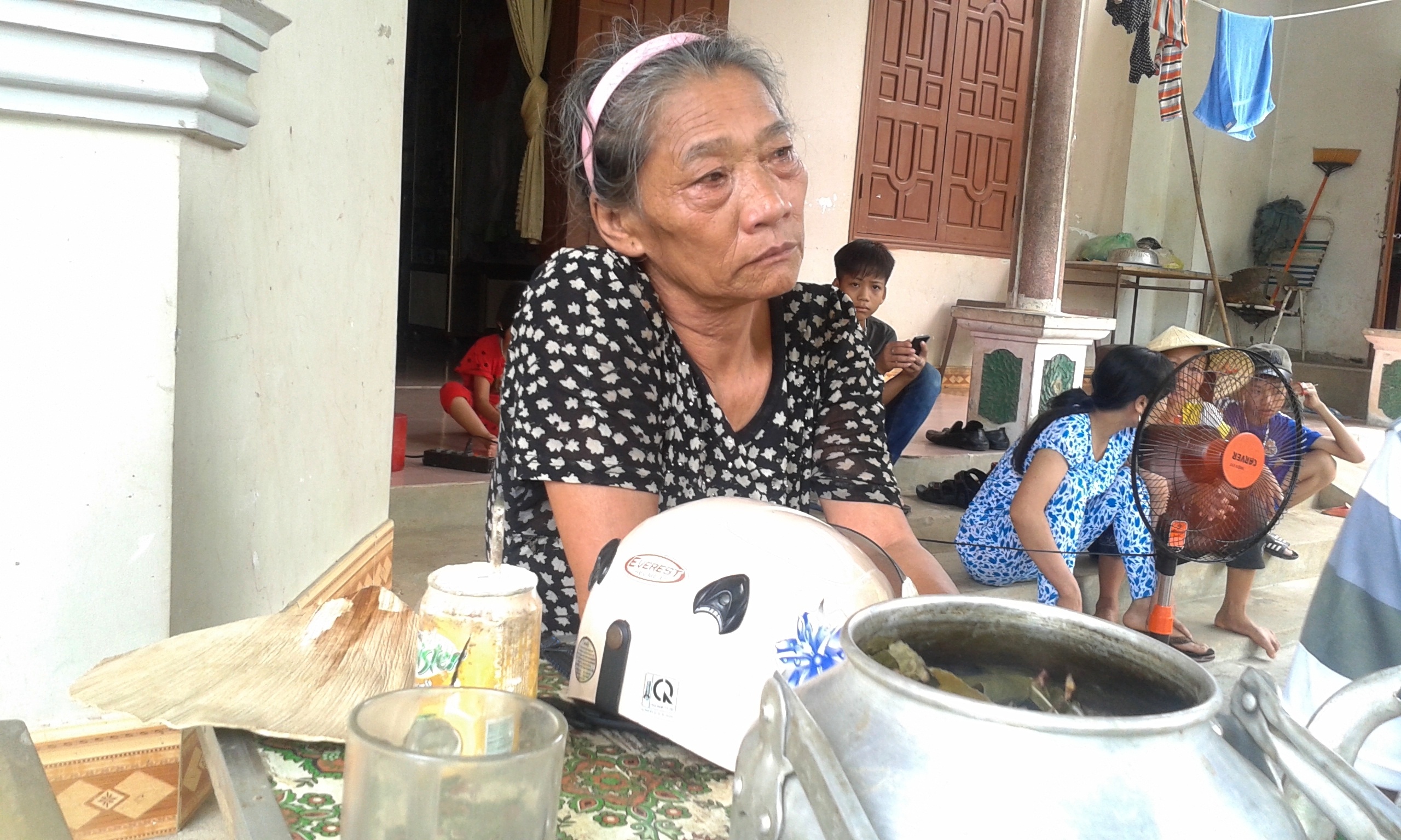 Từ khi biết Trọng giết người, bà Liễu khóc cạn nước mắt. Bà không ngờ con mình lại làm liều như vậy.