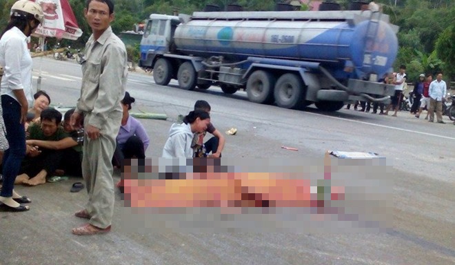 Hiện trường bà Thanh bị xe khách tông tử vong tại chỗ.