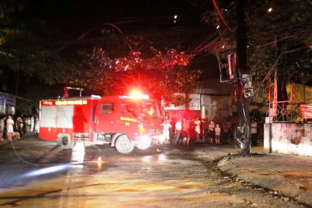 Xe cứu hỏa đến hiện trường thì ngọn lửa cơ bản đã lụi tắt.