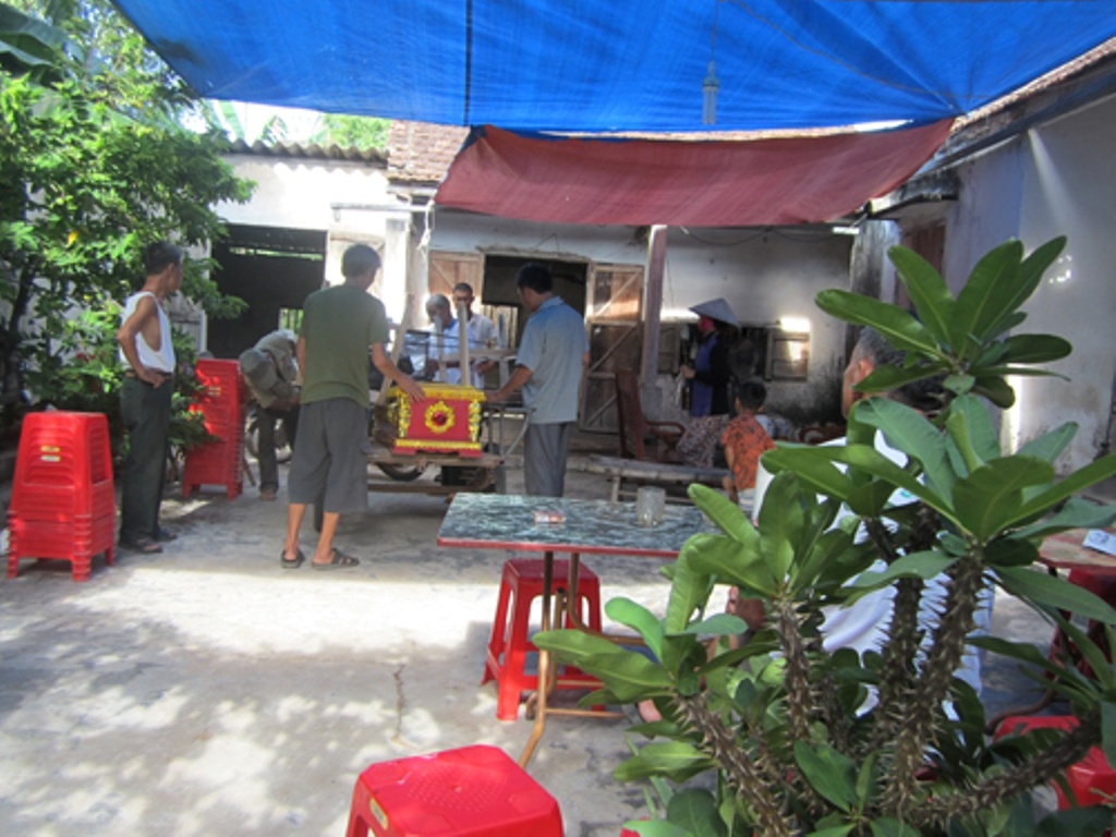 Con trai phat hien bo treo co tren xa nha hinh anh