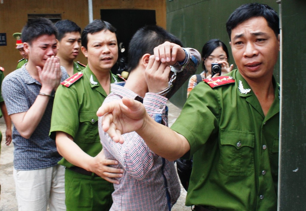 Hai bị cáo Kỳ Anh và Đông Anh (hai anh em ruột) khóc nức nở khi được dẫn giải lên xe thùng về trại giam.