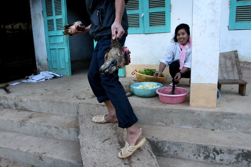 Ở nông thôn Việt Nam, thịt chó thường hay được dùng trong các bữa cỗ, liên hoan quan trọng.