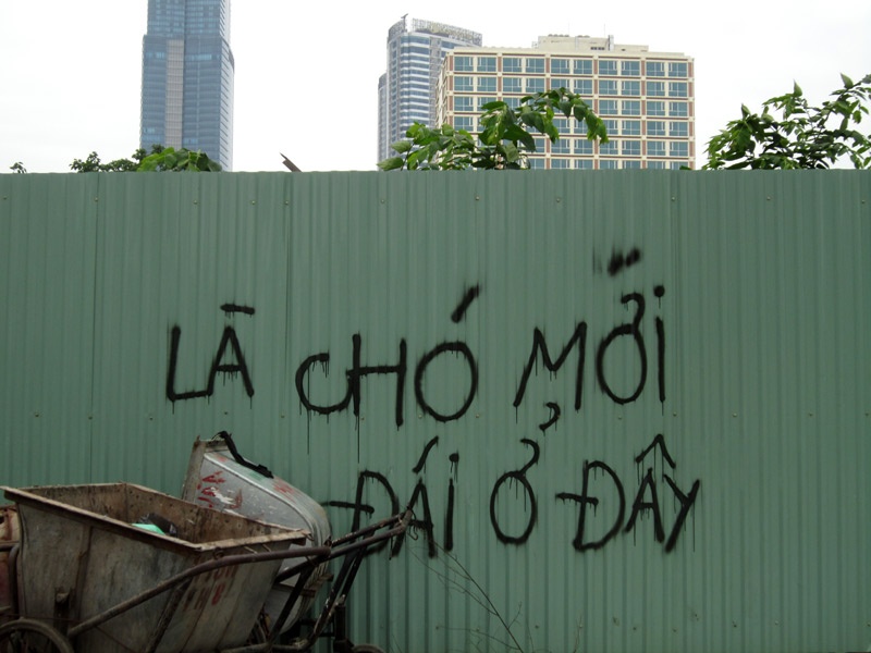 Quan niệm ấy được thể hiện ở những câu thành ngữ, tục ngữ tiếng Việt rất rõ. Trong thành ngữ, tục ngữ tiếng Việt, hình ảnh con chó thường được gắn liền với những người, vật, việc không tốt, không đáng tôn trọng trong xã hội. Hầu như mọi sự xấu xa đều được so sánh với con chó như: bẩn như chó, ngu như chó, dại như chó, nhục như chó, chó cùng rứt dậu... Trong ảnh: Kiểu viết mang hình ảnh chó ra so sánh nhằm ngăn chặn hành vi vệ sinh bừa bãi không ít thể hiện rất rõ chó không được người Việt coi trọng như các nước phương Tây.