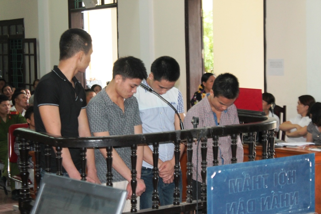 Các bị cáo tại phiên tòa xét xử.