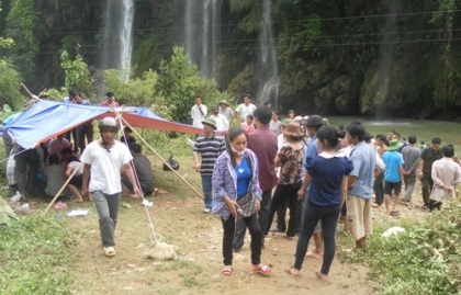 Roi xuong suoi sau, hai hoc sinh chet va mat tich hinh anh