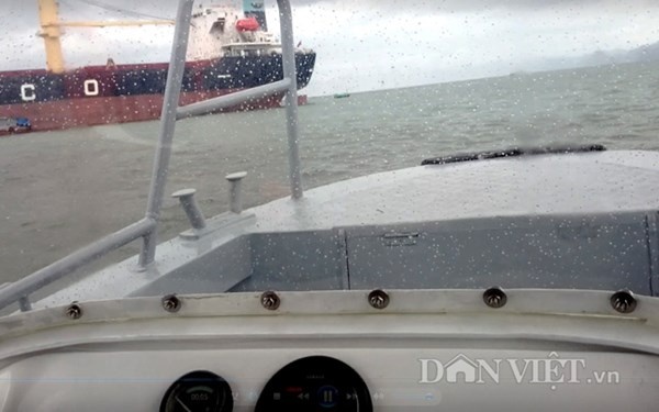 Trời mưa kèm gió lớn nhưng chiếc ca nô của Ban quản lý VHL vẫn xuất hành chở lãnh đạo tỉnh Quảng Ninh và phóng viên 