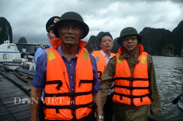 Cả đoàn ai cũng đẫm nước trước khi cập vị trí sát khu vực tàu du lịch chìm.