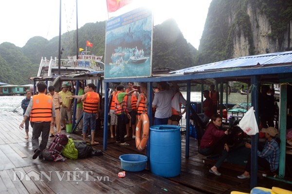 Toàn bộ 13 du khách được người dân và thuyền viên tàu bạn ứng vớt đưa lên bè của doanh nghiệp Hoa Cương gần khu vực bị nạn.