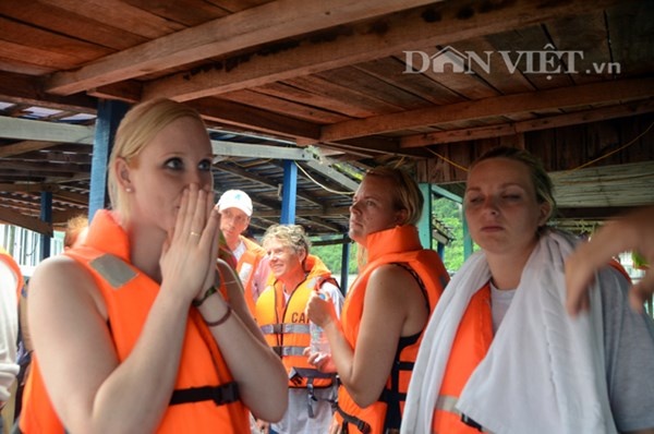 Dù được đưa đến nơi an toàn, nhưng có người vẫn còn tỏ ra hoang màn lo lắng.