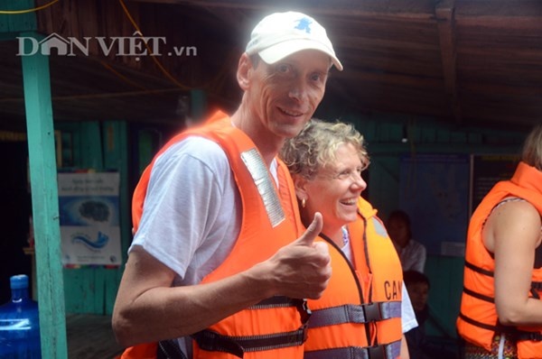 Trong khi đó, cặp đôi này lại rất lạc quan khi nở nụ cười trước ông kính phóng viên.