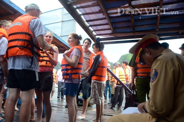 Lực lượng công an ghi lại thông tin về các du khách và thuyền viên trên tàu...