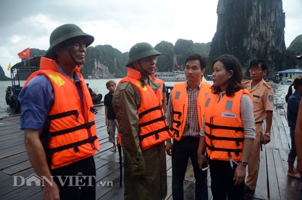 Phút bàn bạc đưa các du khách về bờ của lánh đạo tỉnh Quảng Ninh và Ban quản lý vịnh Hạ Long.