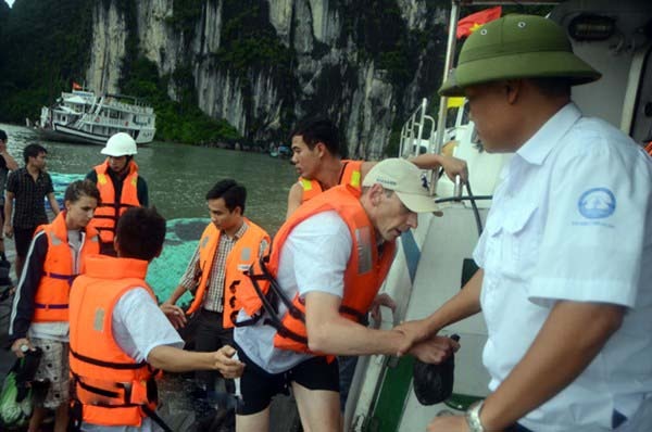 Gap 12 khach Tay tren tau bi loc nhan chim hinh anh