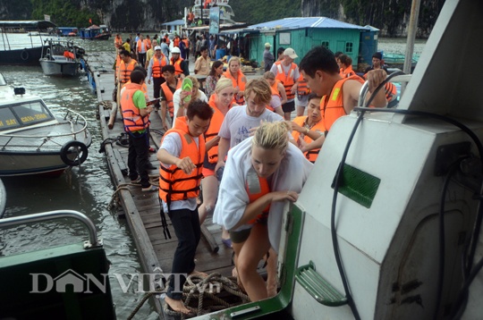Ngay sau đó du khách được đưa lên chiếc tàu Di Sản 01 để về bờ.