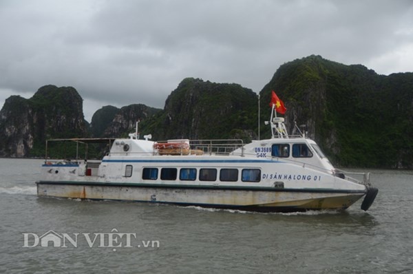 Chiếc tàu thong thả khởi hành đưa 13 du khách nước ngoài thoát nạn chìm tàu về bờ.