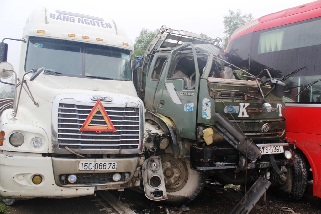 Xe tai bi 2 o to ep nat o toc do cao hinh anh