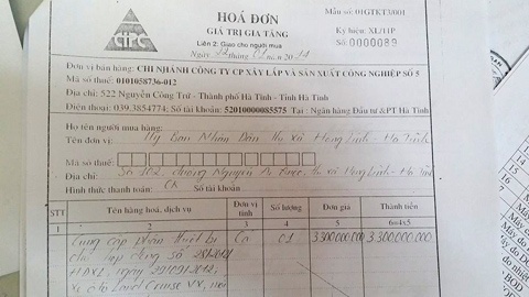 Hóa đơn bán hàng của nhà thầu cho đơn vị mua xe là UBND thị xã Hồng Lĩnh.