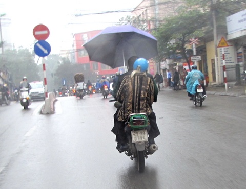 Cam o di xe may, thanh nien bi can guong dam xuyen mat hinh anh