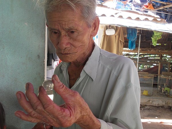 Ông Láo cầm trên tay “viên ngọc độc”.