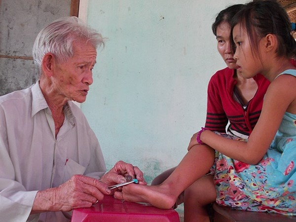 Chuyen la ve lao nong tri doc bang 'vien ngoc doc' hinh anh