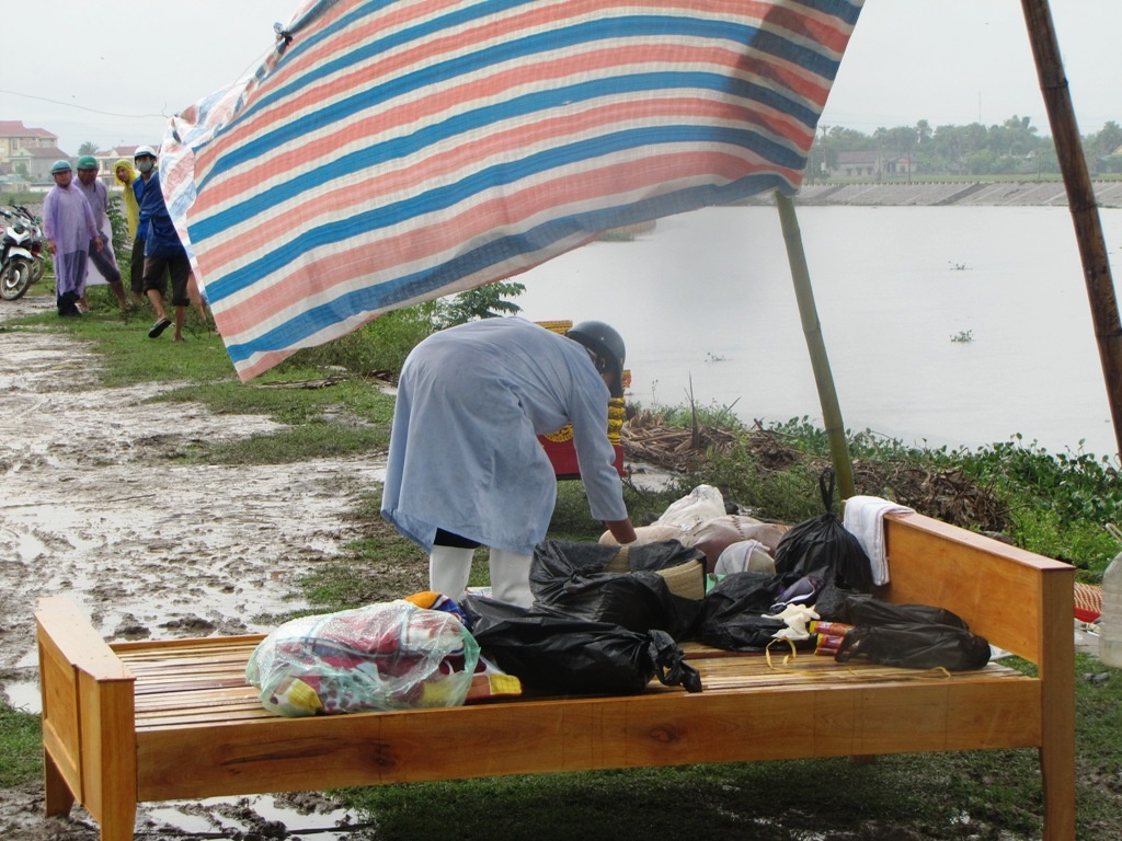 Thi the nu dang phan huy troi tren song hinh anh