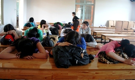 Bat ke to chuc dua nguoi ra nuoc ngoai trai phep hinh anh